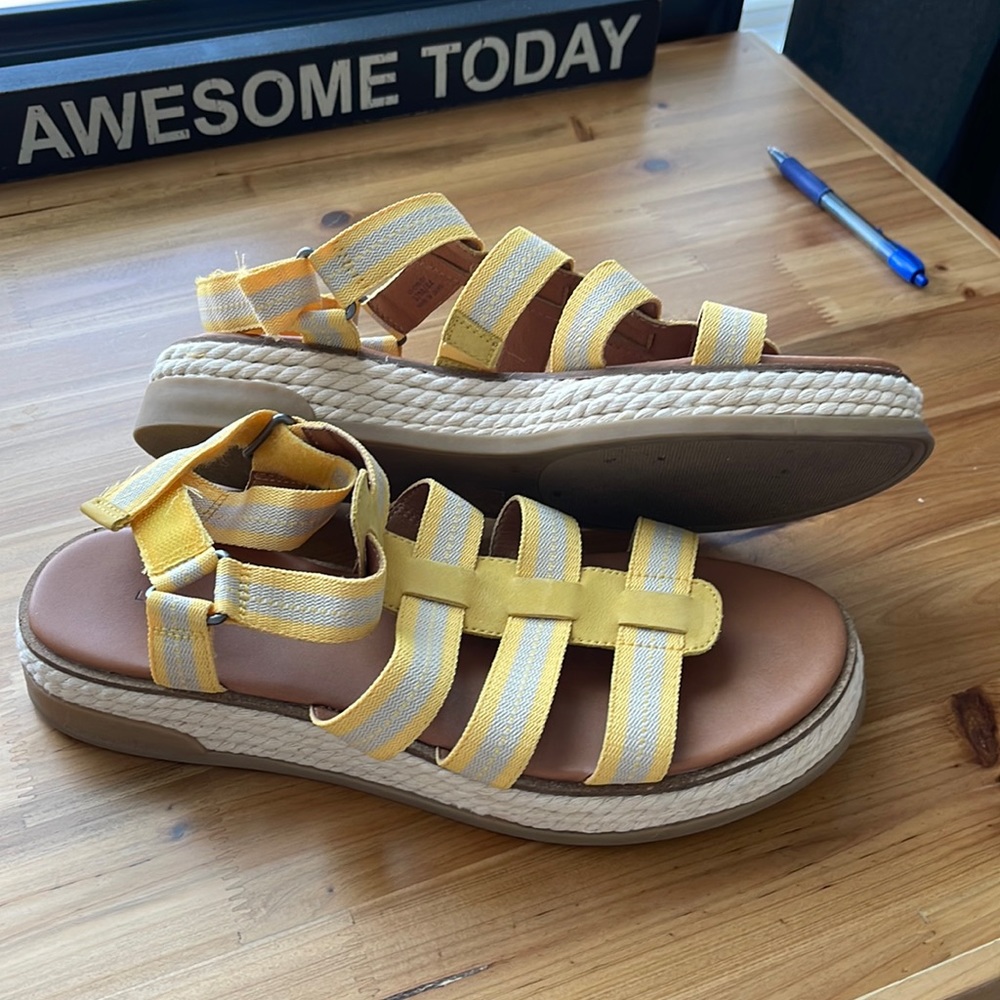 Sandles size 12